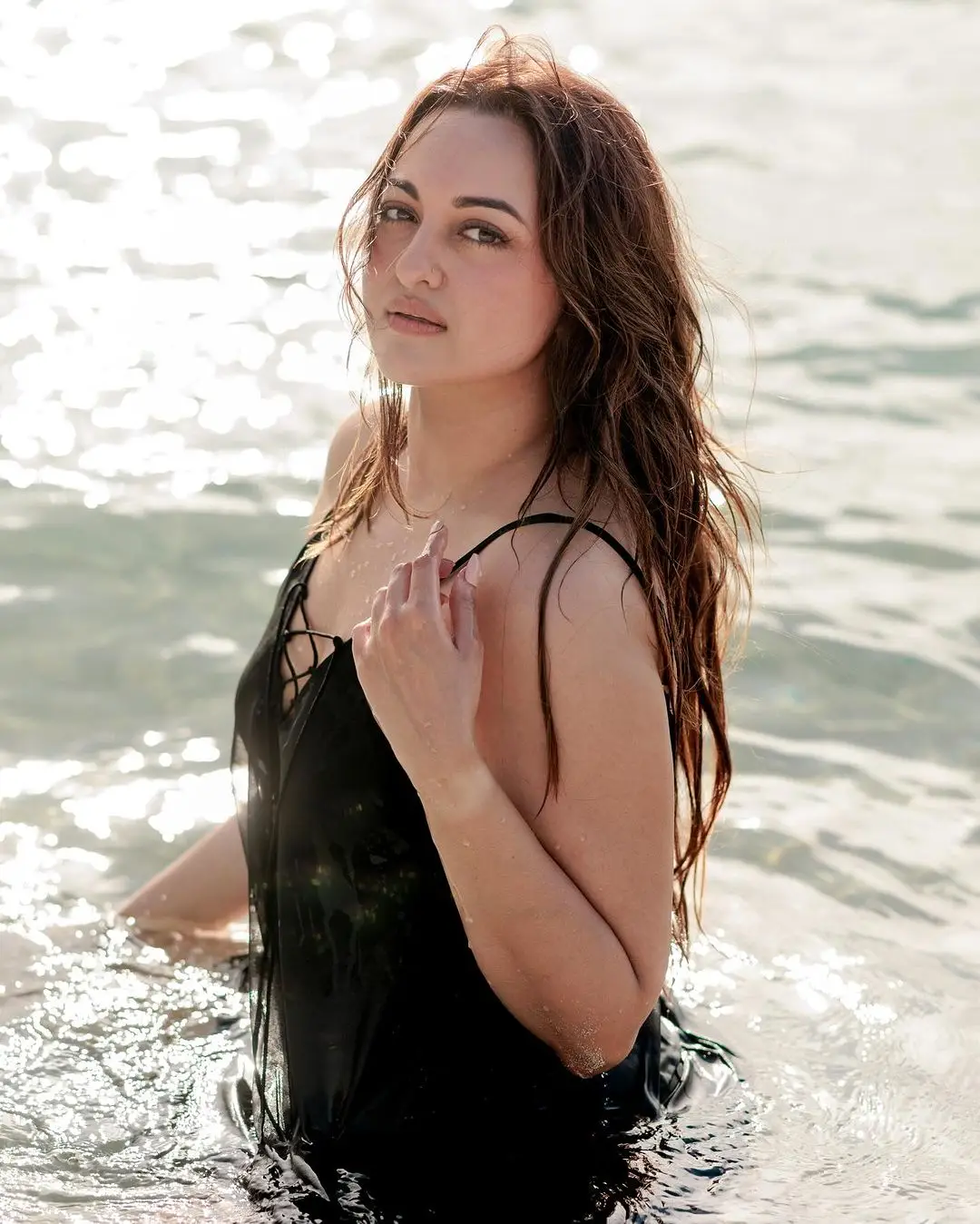 MUMBAI ACTRESS SONAKSHI SINHA PHOTOS IN BEACH